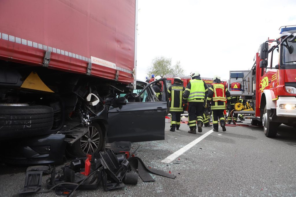 Bei Hamburg: Pkw gerät unter Lkw - A1 in Richtung Hamburg gesperrt