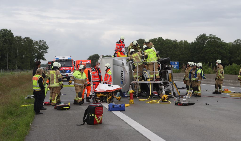 Schwerer Unfall auf A7 bei Hamburg – Vier Personen zum Teil schwer verletzt
