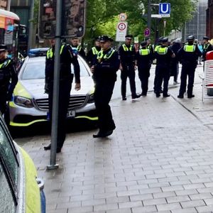 Polizisten vor dem Schuhladen in der Hamburger Innenstadt.