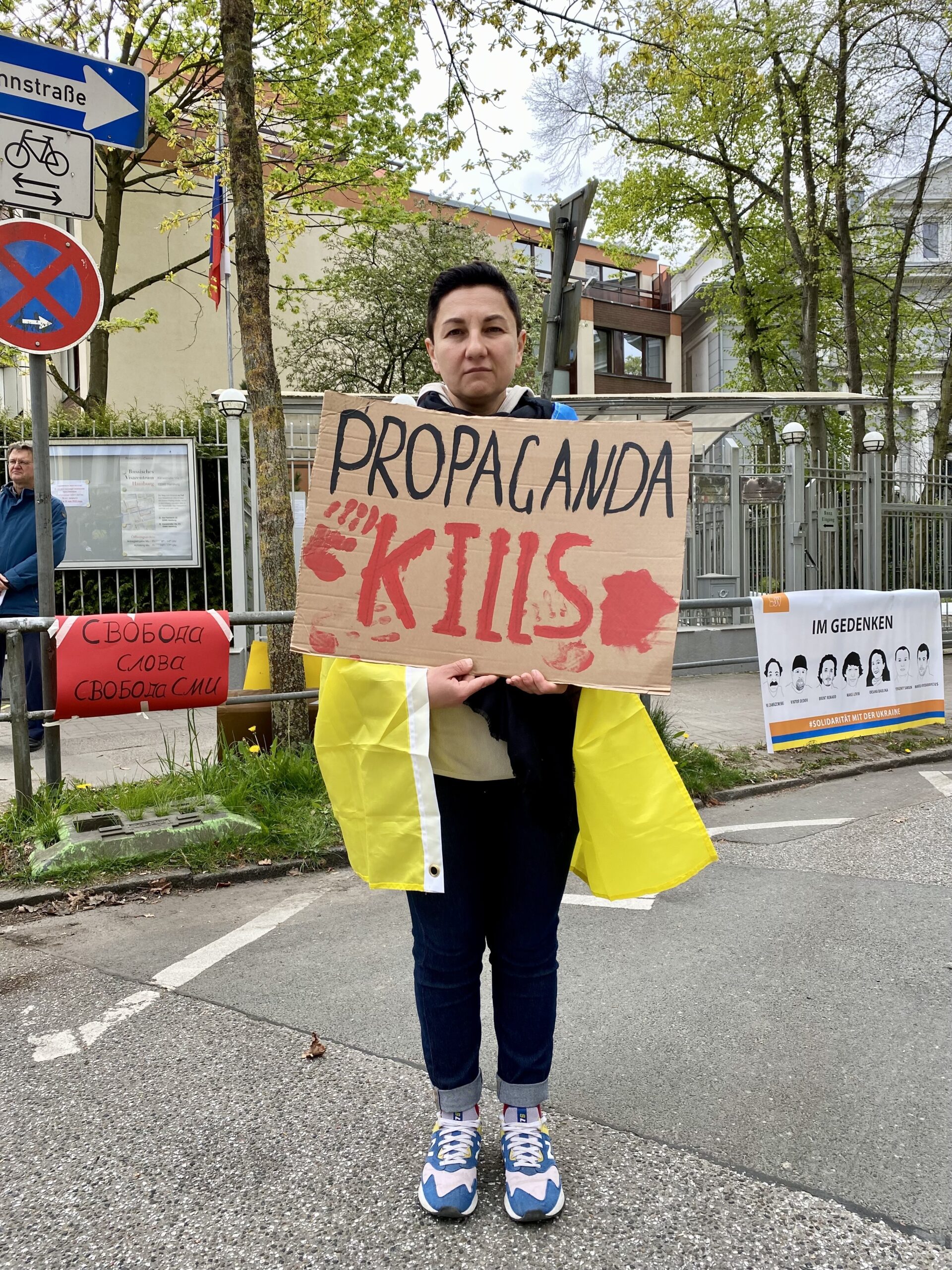 Protest für Pressefreiheit vor dem russischen Generakonsulat. Olena Burul ist ukrainische Journalistin und aus Kiew geflohen.