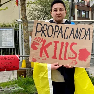 Protest für Pressefreiheit vor dem russischen Generakonsulat. Olena Burul ist ukrainische Journalistin und aus Kiew geflohen.