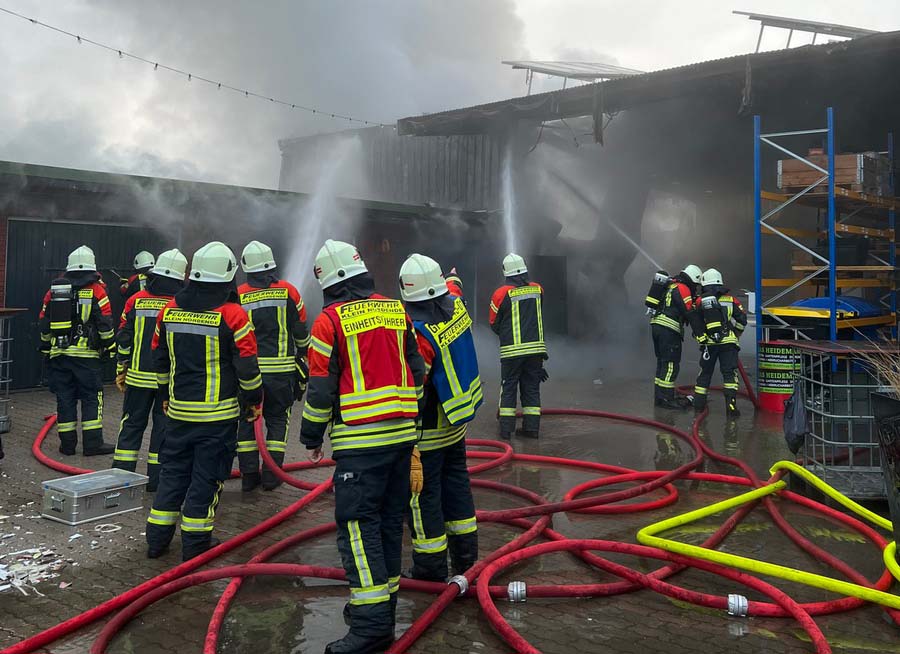 Lagerhalle in Seester geht in Flammen auf