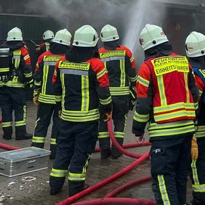 Lagerhalle in Seester geht in Flammen auf