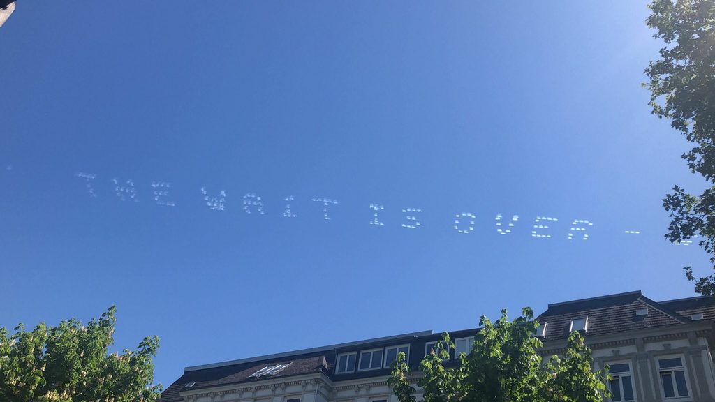 „Das Warten hat ein Ende“ war am Sonntagmittag am Hamburger Himmel zu lesen.