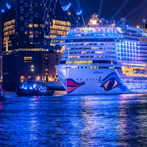 Die AIDAperla vor der Elbphilharmonie