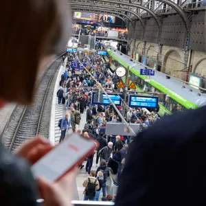 Ein Bahnsteig im Hamburger Hauptbahnhof ist voll mit Menschen