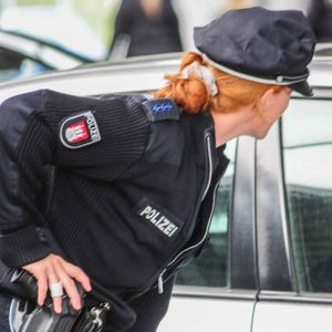 Bei Verkehrskontrolle in Hamburg – Polizei findet Drogen und Waffen im Auto