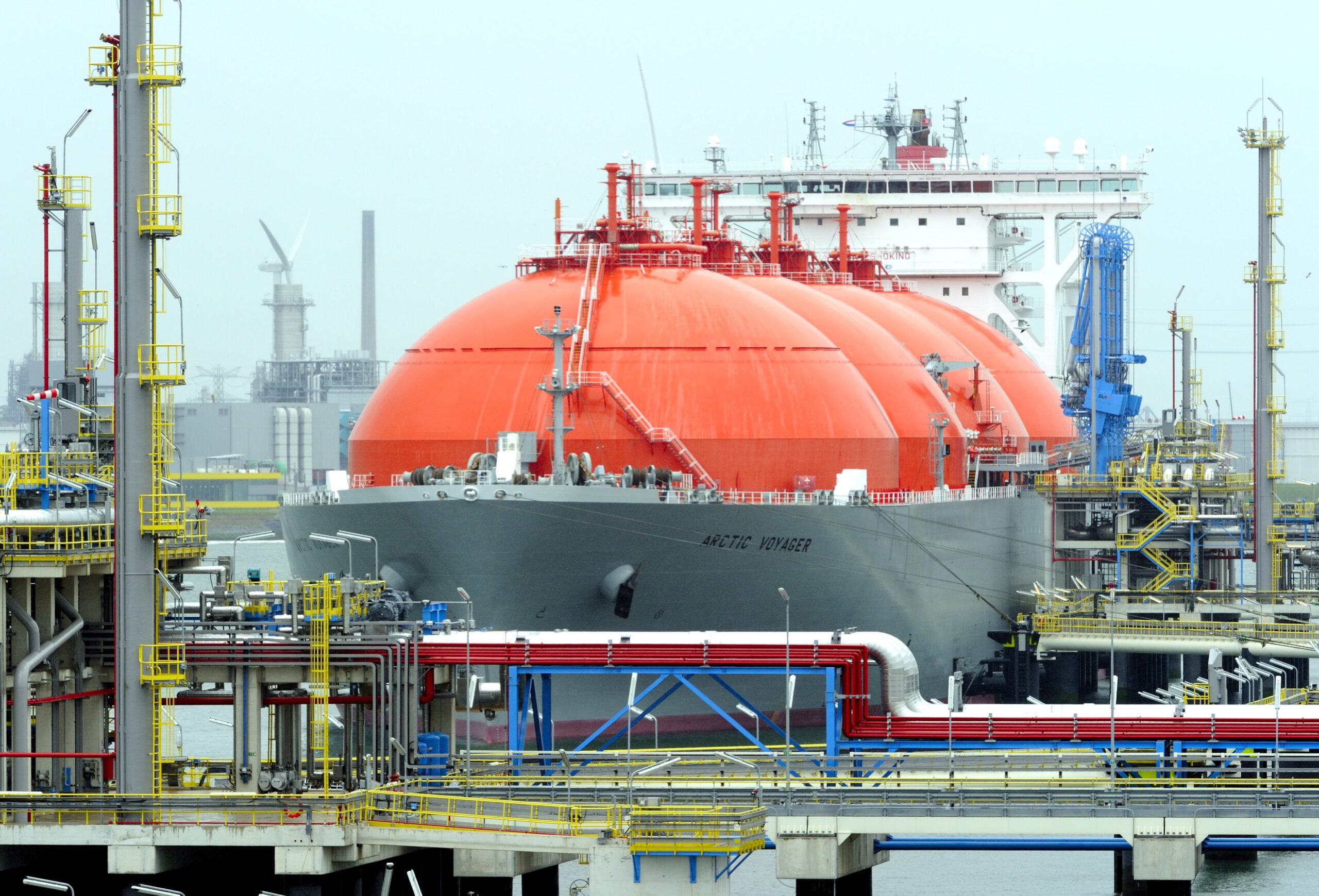 Ein LNG-Frachter im Hafen von Rotterdam.