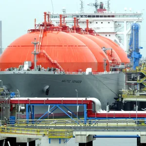 Ein LNG-Frachter im Hafen von Rotterdam.