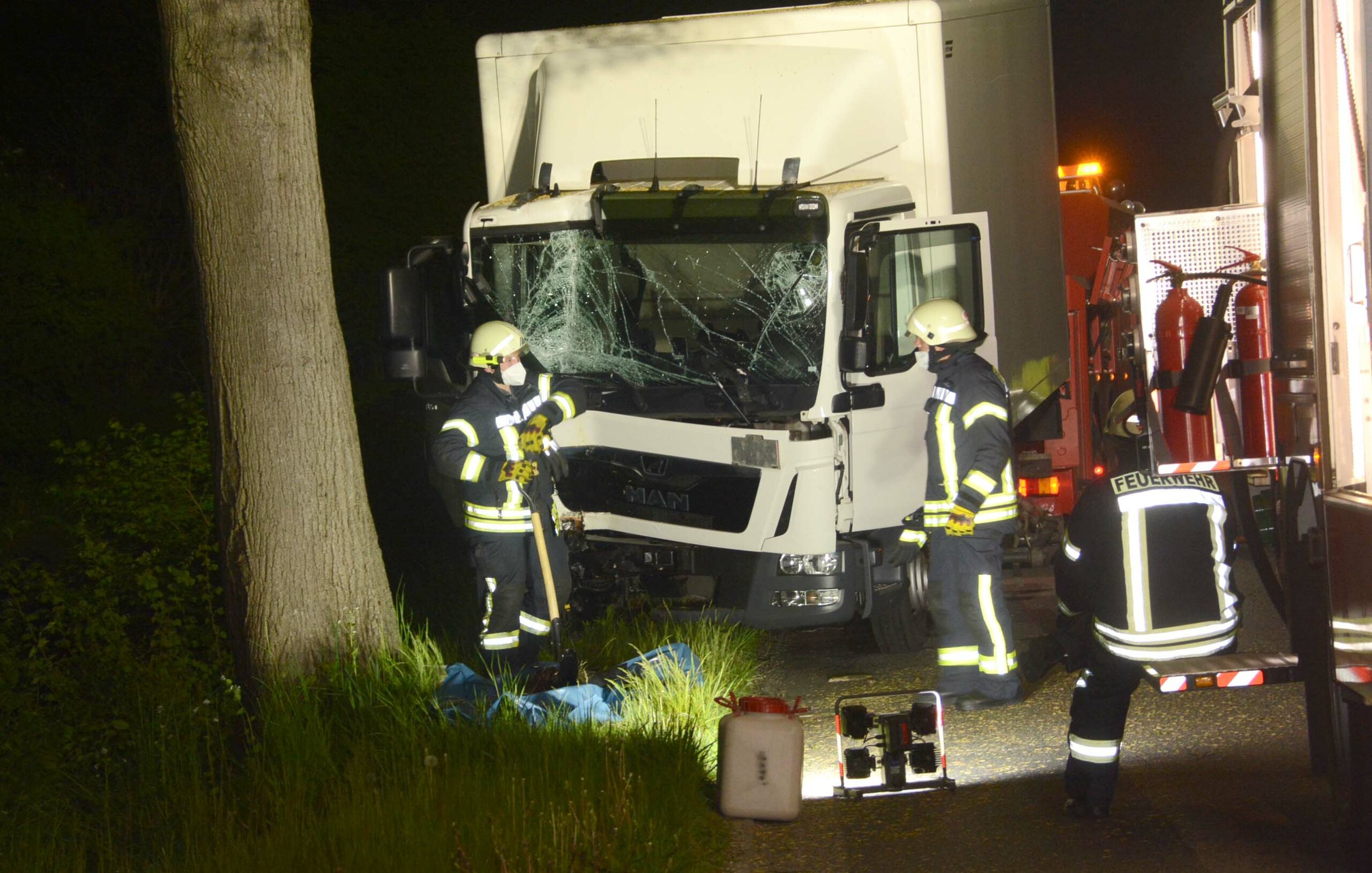 Feuerwehrmänner an der Unfallstelle bei Ahrensburg. Der Fahrer des Lkw wurde schwer verletzt.