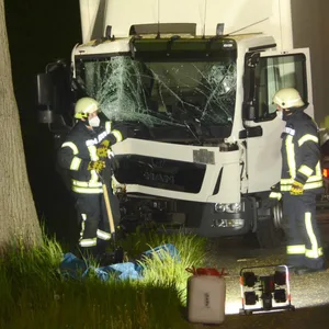 Feuerwehrmänner an der Unfallstelle bei Ahrensburg. Der Fahrer des Lkw wurde schwer verletzt.