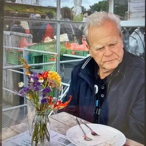 Vermisst: Bernd Rudolf Erber sitzt an einem Tisch im Restaurant.
