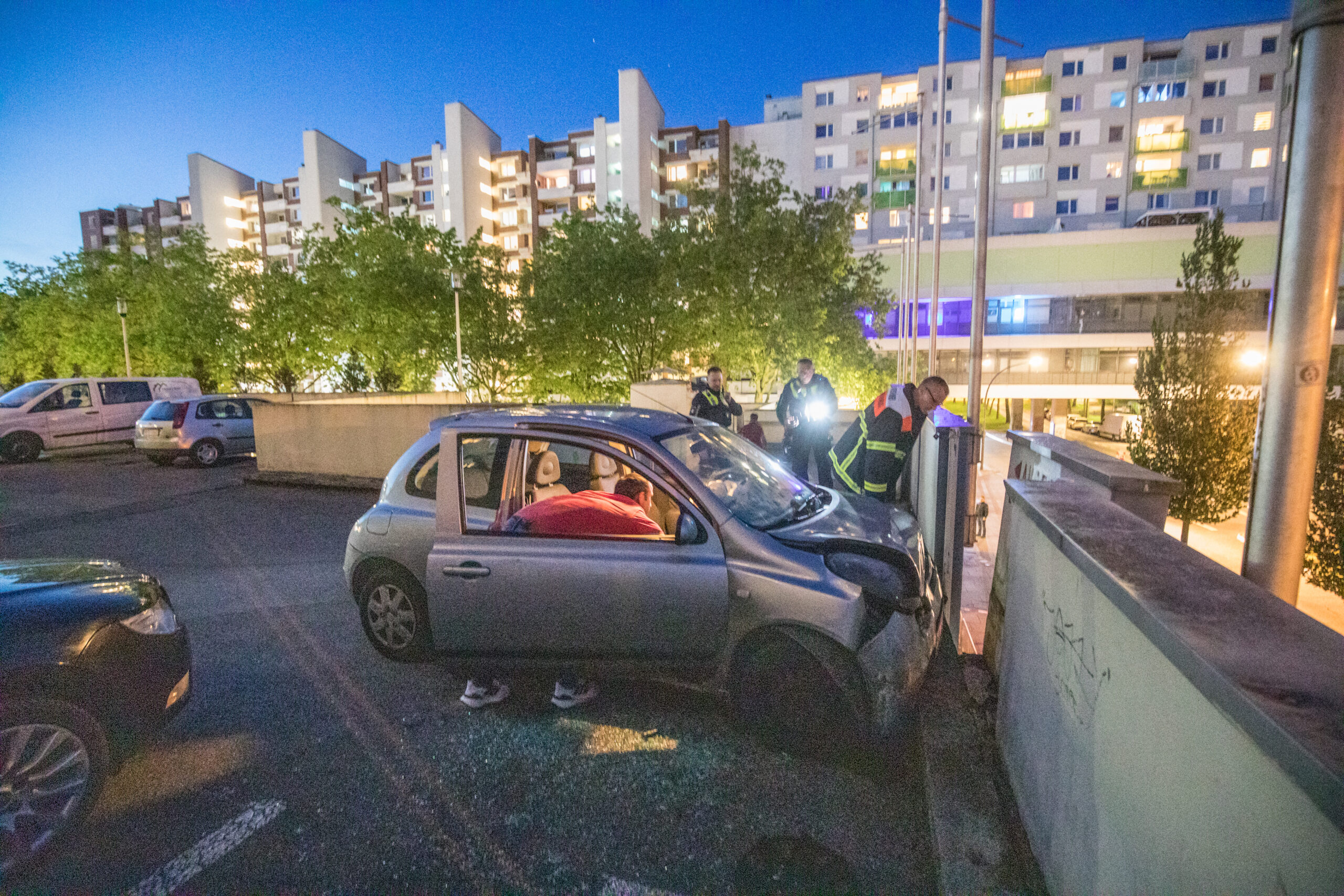 Unfalldrama auf Hamburger Parkhaus: Autoinsassen haben großes Glück