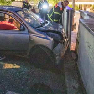 Auto rast in Parkhaus gegen Betonmauer – Auto stürzt beinahe in die Tiefe