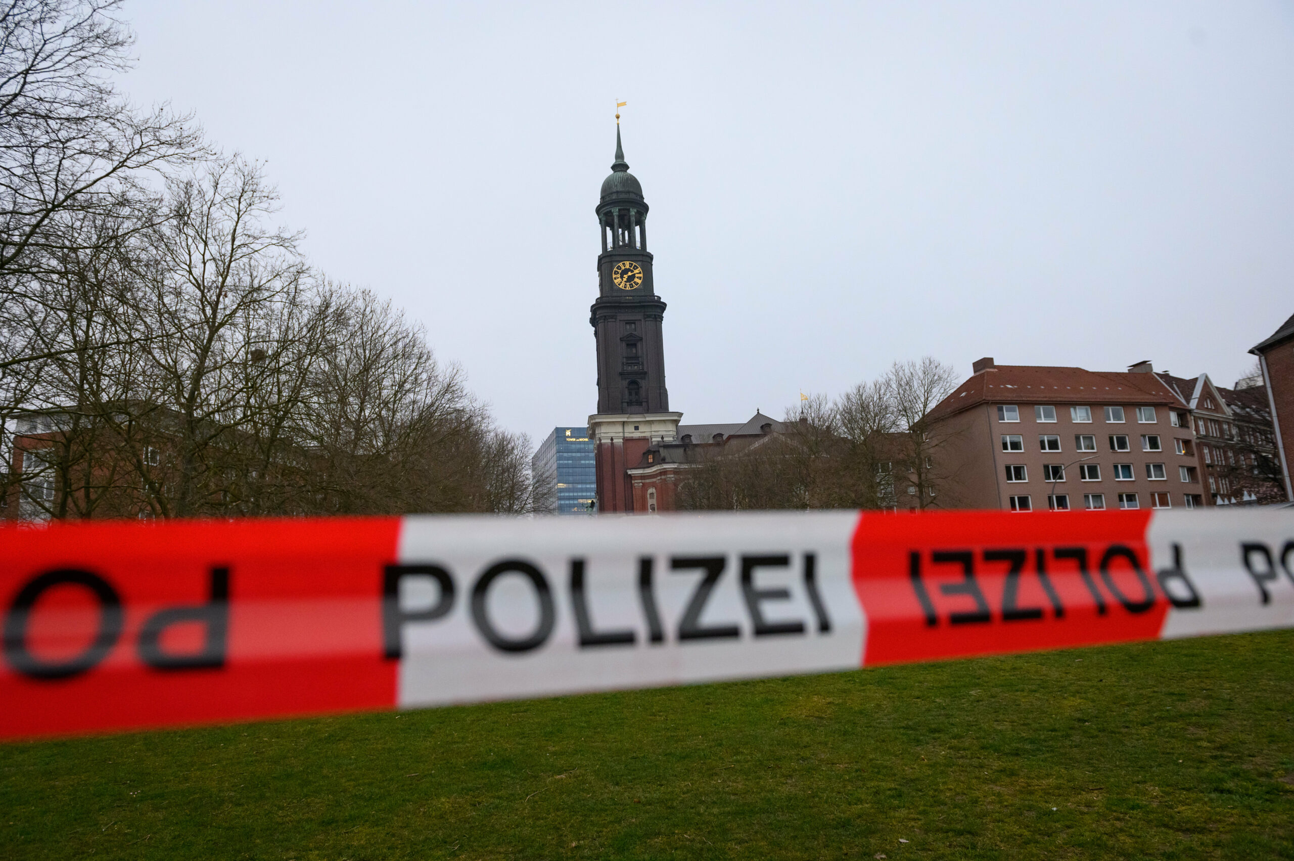 Polizeiabsperrung am Michel in Hamburg