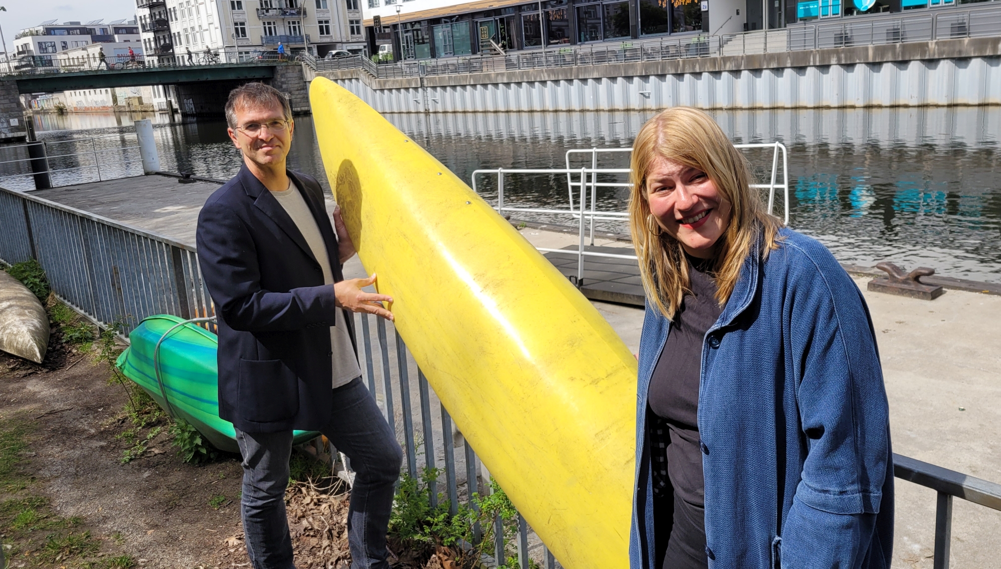 Oliver Camp (Grüne) und Lena Otto (SPD) mit illegal gelagerten Booten am Osterbekkanal