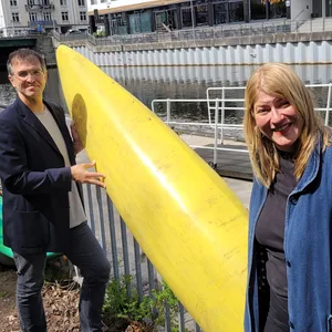 Oliver Camp (Grüne) und Lena Otto (SPD) mit illegal gelagerten Booten am Osterbekkanal