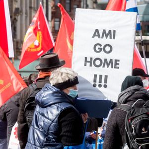 Teilnehmer beim Ostermarsch in Hamburg mit einem antiamerikanischen Protestschild.