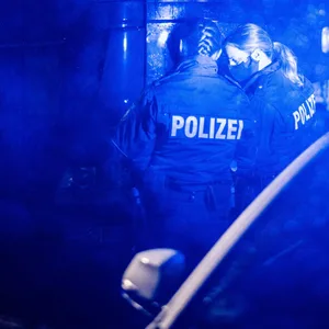 Bekiffter Autofahrer fährt Polizisten in Kiel an und flüchtet