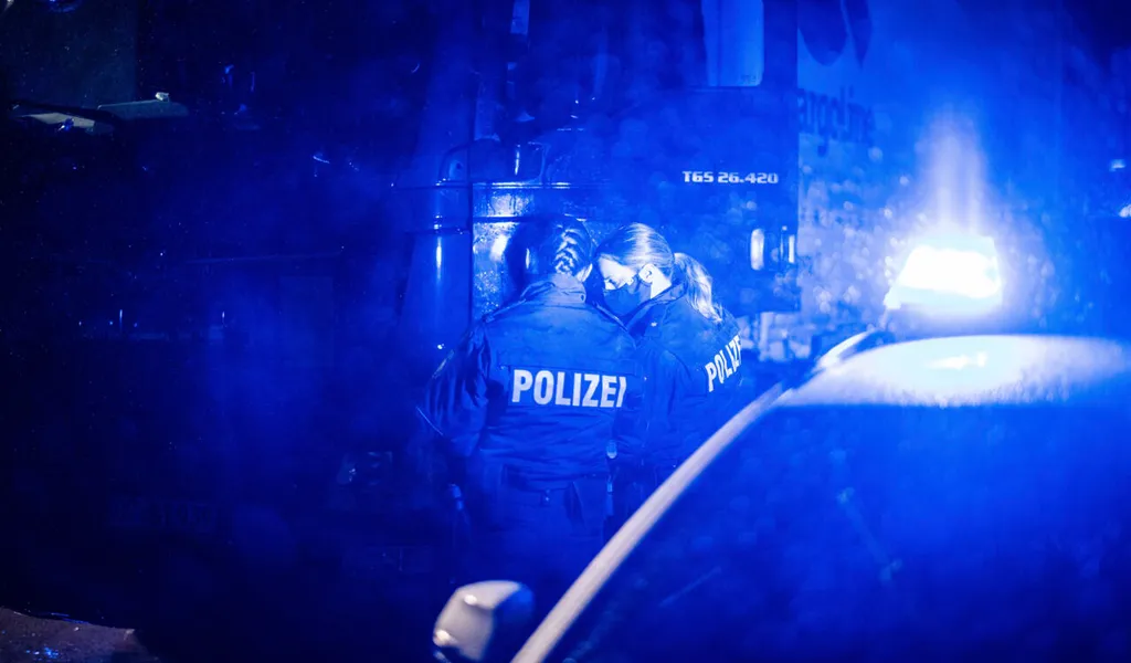 Bekiffter Autofahrer fährt Polizisten in Kiel an und flüchtet