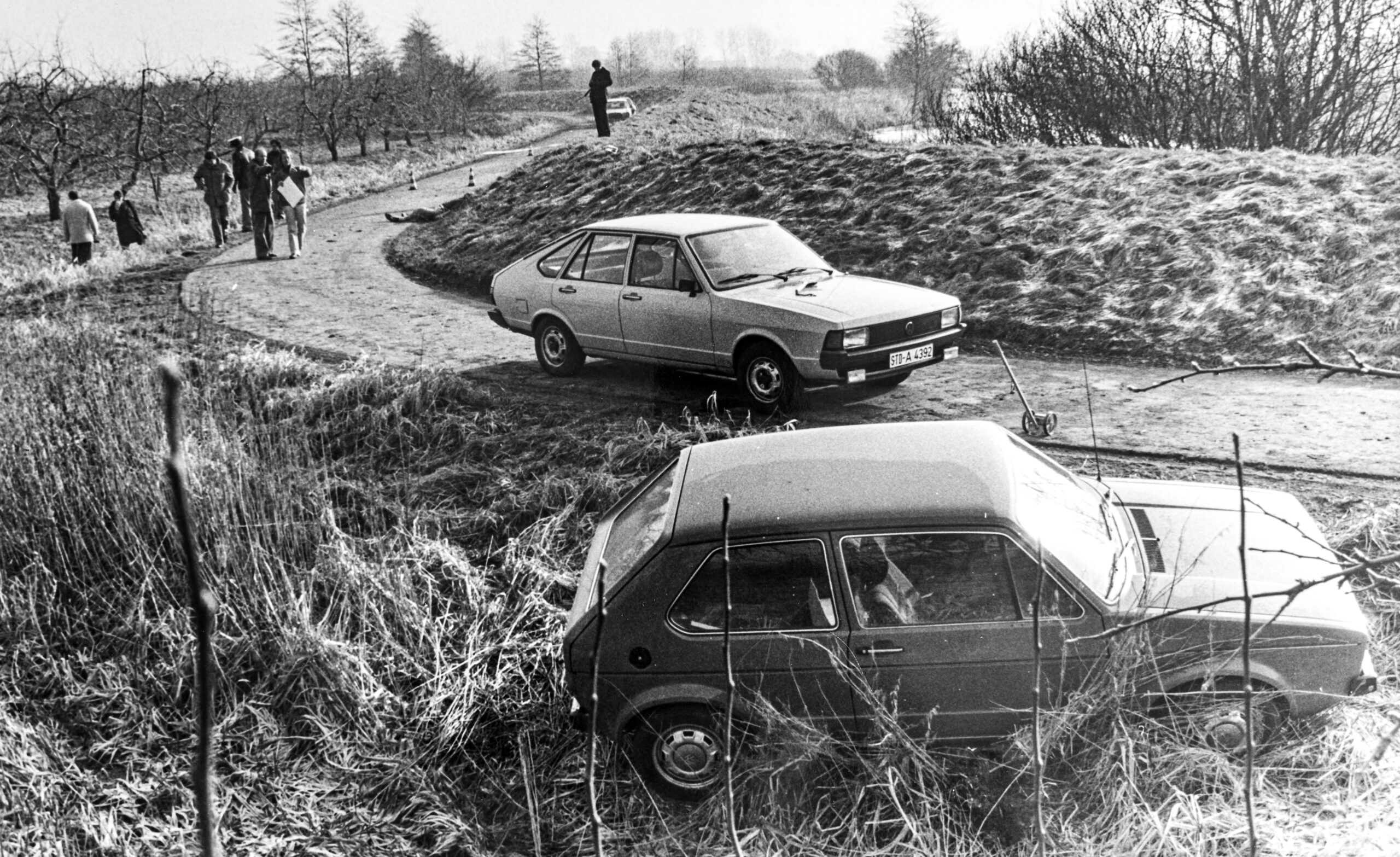 Zwei Autos stehen im Moor