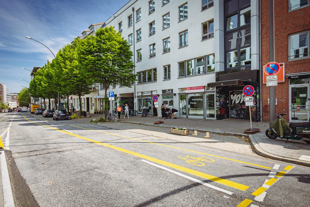 Wird diese Ladezone bald zur Stadtteil-Oase? Anwohner:innen sammeln Unterschriften.