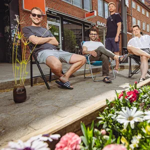 Wollen die Ladezone am Valentinskamp für ein Parklet nutzen - dürfen aber nicht: Felix Rensmann (29), Mehmet Bildik (42), David Billing (31) und Marcel Neumann (37) (v.l.)