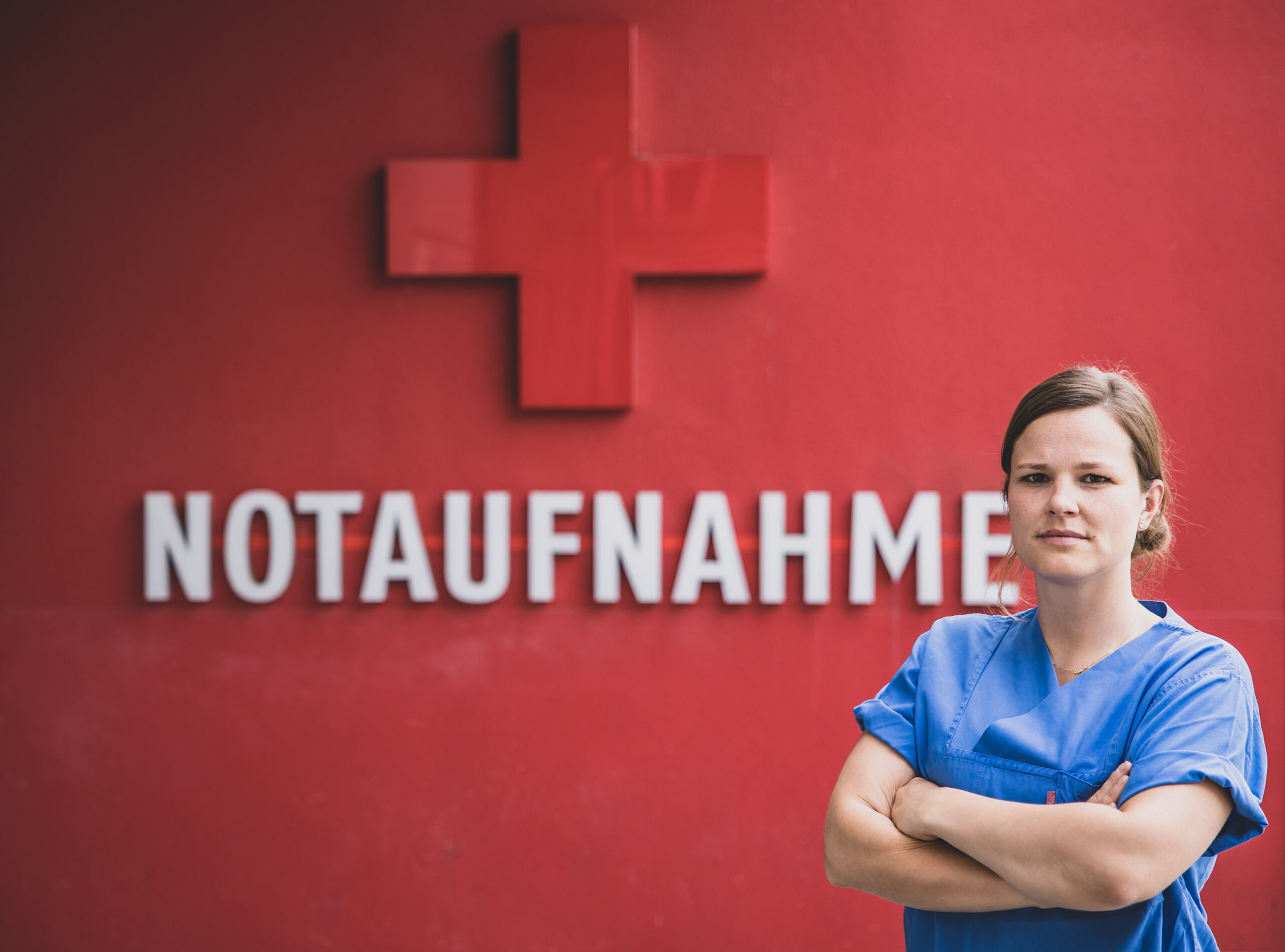 Sharon Uhlemann steht vor der Zentralen Notaufnahme am Bethesda Krankenhaus in Bergedorf.