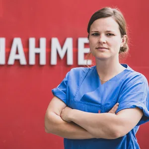 Sharon Uhlemann steht vor der Zentralen Notaufnahme am Bethesda Krankenhaus in Bergedorf.