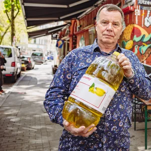 Thorsten Clorius (61), Inhaber der „Kleinen Pause” macht sich Sorgen, weil die Preise für Speiseöl und andere Kosten rapide ansteigen.