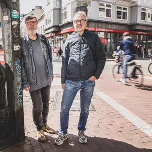 Helmut Thomas (links) und Horst-Dieter Käbisch von der Initiative „Ottenser gestalten“ fordern mehr Verkehrsberuhigung im Stadtteil.