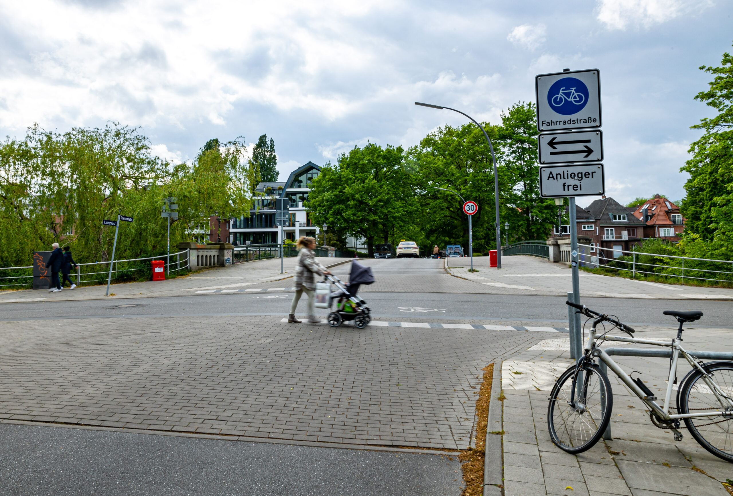 Wie hier am Leinpfad sollten alle Fußgängerwege ausgestattet sein: ein Gehsteig auf Höhe der Fahrbahn.