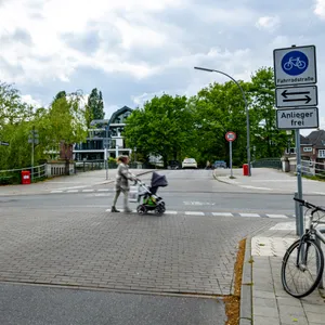 Wie hier am Leinpfad sollten alle Fußgängerwege ausgestattet sein: ein Gehsteig auf Höhe der Fahrbahn.