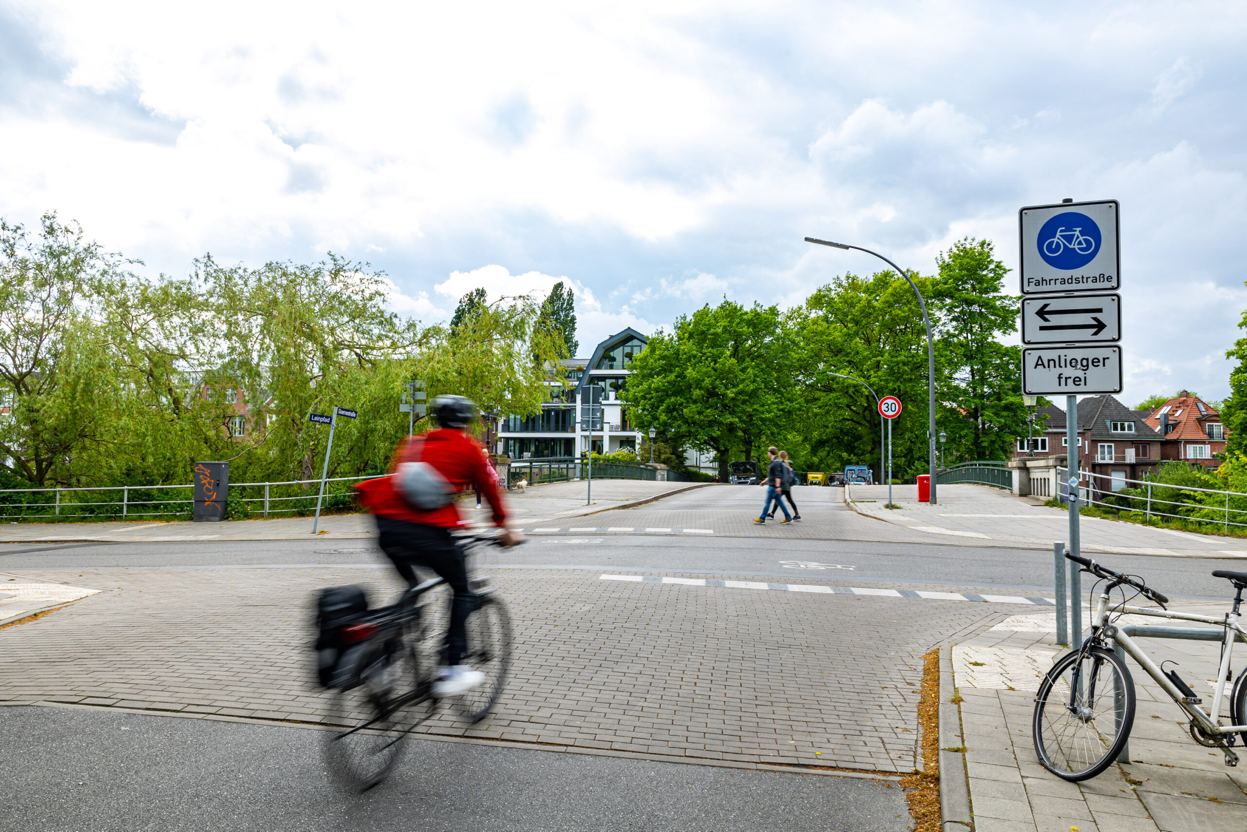 Vereinzelt finden sich in Hamburg bereits solche Stellen. Zum Beispiel hier an der Fahrradstraße am Leinpfad.