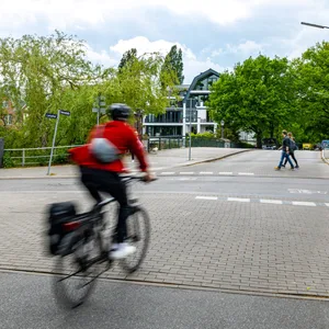 Vereinzelt finden sich in Hamburg bereits solche Stellen. Zum Beispiel hier an der Fahrradstraße am Leinpfad.