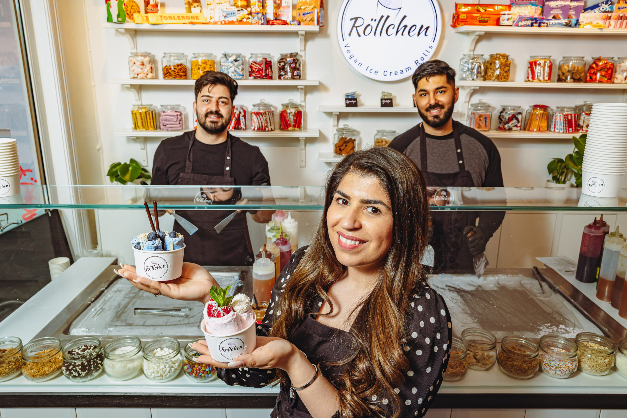 „Röllchen“ in der Schanze bietet gerollte vegane Eiscreme. Hier: Die Inhaber Layly Schafa (28) und Arash Sultani (29, l.) mit ihrem Mitarbeiter Lemer Aber (32).