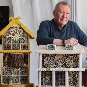 Kai Kaplanski baut aus alten Weinkisten individuelle Insektenhotels. Das bisherige Lieblingsprojekt ist das „Weiße Haus” in der Mitte.
