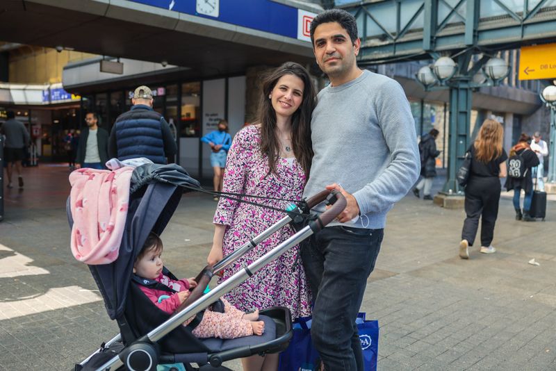 Dass immer mehr Stationen barrierefrei werden, macht es für Nagham (l) und Anas (r) Alsabbagh einfacher, wenn sie mit ihrem Kinderwagen unterwegs sind.