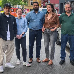 Kiez-Gastronome streiten sich mit Anwohnern um die Parkflächen. Benjamin Trinh von der „Pelican Bar“, Stephanie Döring vom „Weinladen St. Pauli“, Harsha Ravi von „Tazzi Pizza“, Kerstin Rose vom „Kandie Shop“ und Jan-Ole Bauer von „Weinstube Krug“ (l.-r.) sind auf die Außen-Gastrobereiche angewiesen.