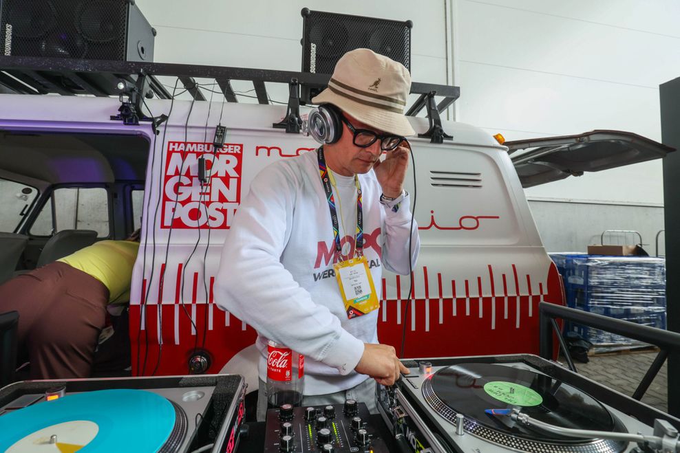 MOPO-Geschäftsführer Arist von Harpe gibt auf dem OMR-Festival als DJ den Ton an.