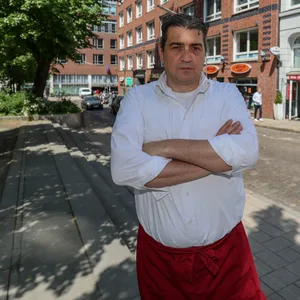 Paolo Raguso, Wirt des „L‘Italiano Vero“ am Getrudenkirchhof, ist entsetzt: Kontrolleure haben ihm plötzlich seine Tische verboten.