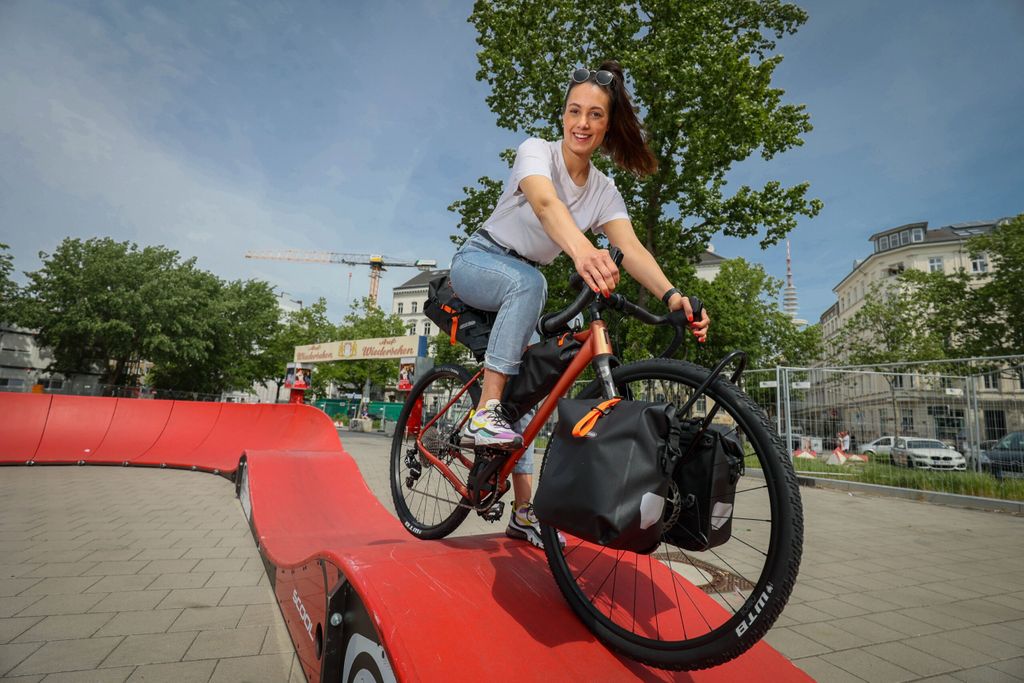 MOPO-Reporterin testet Fahrräder auf der VELOHamburg.
