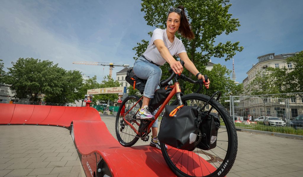 MOPO-Reporterin testet Fahrräder auf der VELOHamburg.