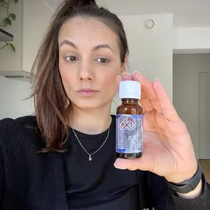 Skeptisch hält die MOPO-Reporterin einen Klebelöser mit einem K.o.-Tropfen-Inhaltsstoff in den Händen. Nur wenige Tropfen könnten sie komplett außer Gefecht setzen.
