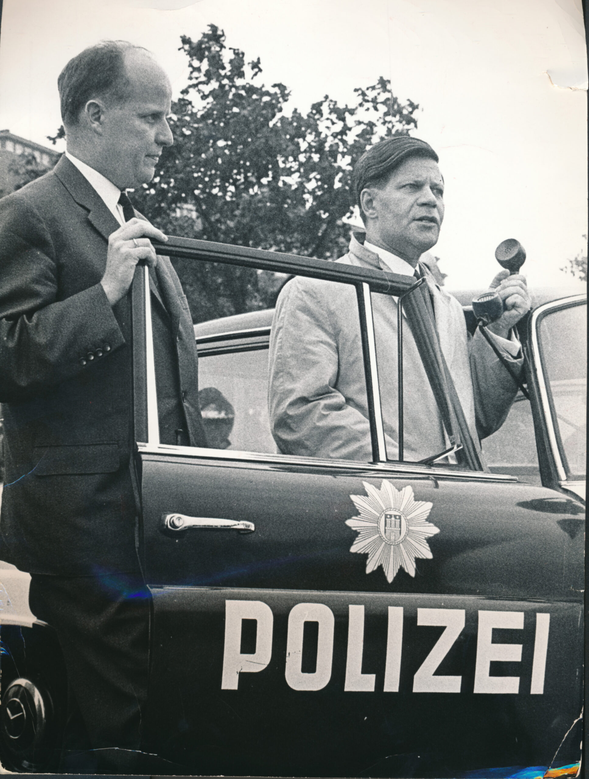 Von 1961 bis 1965 war der SPD-Politiker und spätere Bundeskanzler Helmut Schmidt Polizei- bzw. Innensenator Hamburgs. In seine Amtszeit fällt die Installation der ersten vier Überwachungsspiegel.