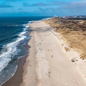 Spaziergänger auf Sylt. Im Hintergrund liegt Westerland (Symbolbild).