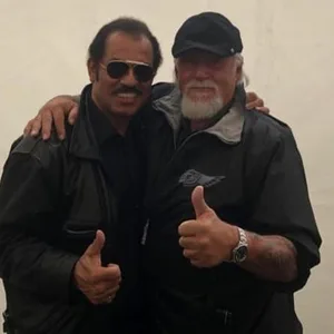 Kalle Schwensen (l.) mit Holger Sass. Sass ist nun im Alter von 73 Jahren gestorben.