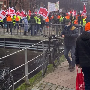 Hafenarbeiter demonstrieren in der Speicherstadt