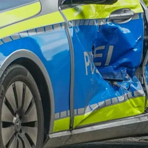 Polizeiwagen kracht auf Einsatzfahrt mit Golf zusammen – drei Verletzte