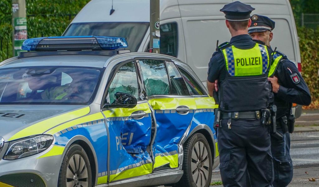 Polizeiwagen kracht auf Einsatzfahrt mit Golf zusammen – drei Verletzte